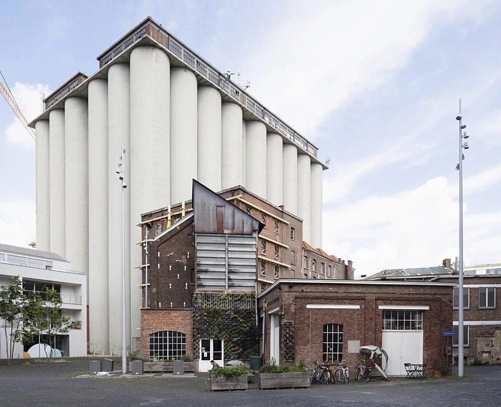 The old Molens van Orshoven mill buildings on the Vaartkom, home of maakleerplek
